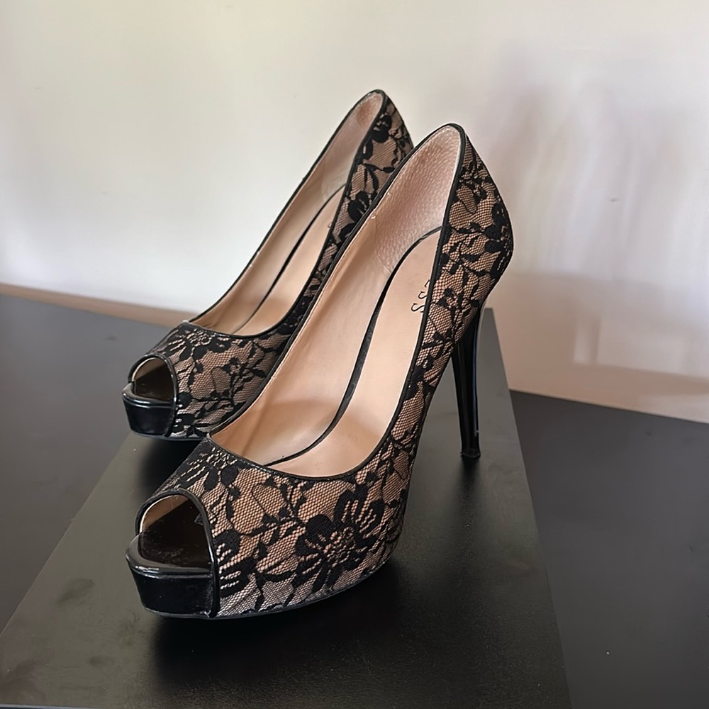 Lace Guess Pumps